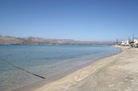 Langer Sand- / Kiesstrand neben dem Hafen